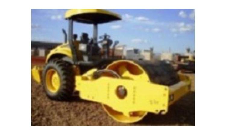 ROLO COMPACTADOR VIBRATORIO DE UM CILINDRO LISO DE ACO, POTENCIA 125 HP, PESO SEM/COM LASTRO 10,75/12,92 T, IMPACTO DINAMICO 31,5/18,5 T, LARGURA TRABALHO 2,15 M