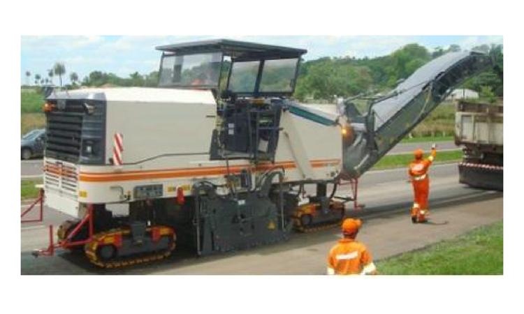 FRESADORA DE ASFALTO A FRIO SOBRE ESTEIRAS, LARG. FRESAGEM 2,00 M, POT. 410 KW/550 HP