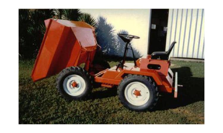 DUMPER COM CAPACIDADE DE CARGA DE 1700 KG, PARTIDA ELETRICA, MOTOR DIESEL COM POTENCIA DE 16 CV