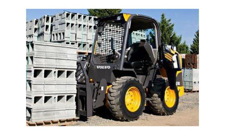 MINICARREGADEIRA SOBRE RODAS, POTENCIA LIQUIDA DE *47* HP, CAPACIDADE NOMINAL DE OPERACAO DE *646* KG