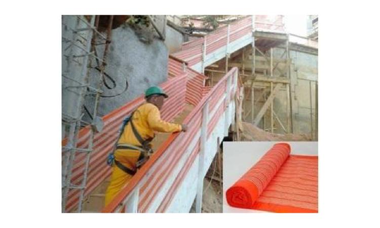 TELA PLASTICA TECIDA LISTRADA BRANCA E LARANJA, TIPO GUARDA CORPO, EM POLIETILENO MONOFILADO, ROLO 1,20 X 50 M (L X C)