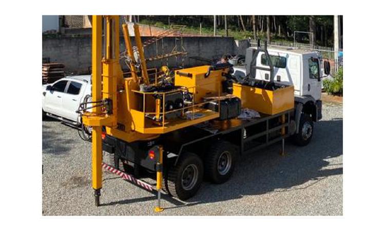 PERFURATRIZ HIDRAULICA COM TRADO CURTO ACOPLADO, PROFUNDIDADE MAXIMA DE 20 M, DIAMETRO MAXIMO DE 1500 MM, POTENCIA INSTALADA DE 137 HP, MESA ROTATIVA COM TORQUE MAXIMO DE 30 KNM (INCLUI MONTAGEM, NAO INCLUI CAMINHAO)