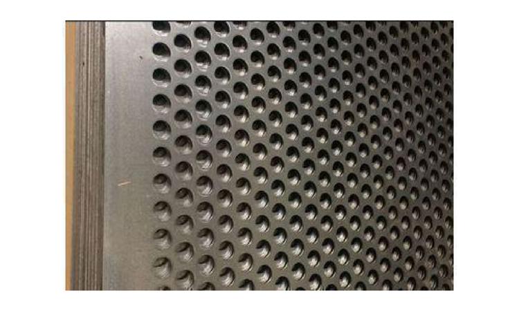 CHAPA DE ACO CARBONO GALVANIZADA, PERFURADA (GRADE FUROS) E = 1,5 MM, DIAMETRO DO FURO = 9,52 MM (FUROS ALTERNADOS HORIZ.)