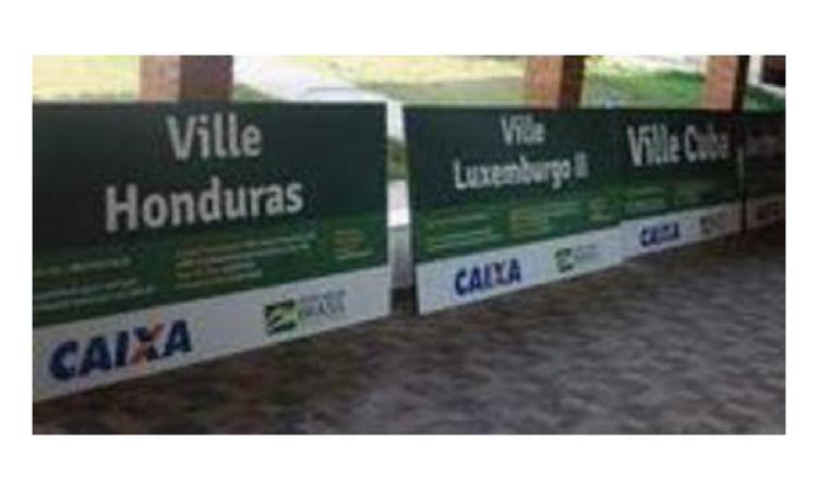 PLACA DE OBRA (PARA CONSTRUCAO CIVIL) EM CHAPA GALVANIZADA *N. 22*, ADESIVADA, DE *2,4 X 1,2* M (SEM POSTES PARA FIXACAO)
