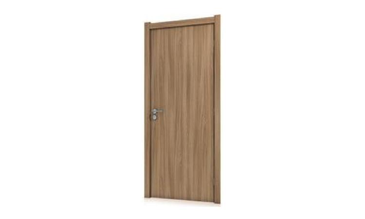 PORTA DE ABRIR / GIRO, DE MADEIRA FOLHA MEDIA (NBR 15930) DE 700 X 2100 MM, DE 35 MM A 40 MM DE ESPESSURA, NUCLEO SEMI-SOLIDO (SARRAFEADO), CAPA LISA EM HDF, ACABAMENTO EM LAMINADO NATURAL PARA VERNIZ